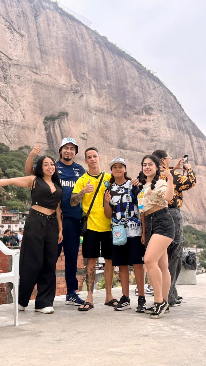 Grupo de visitantes em um mirante da Rocinha